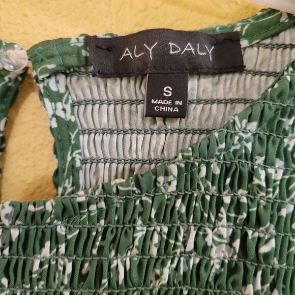Aly Daly Small Smocked Maxi Dress Green Floral Print Size Small Three Tiered - Picture 4 of 15
